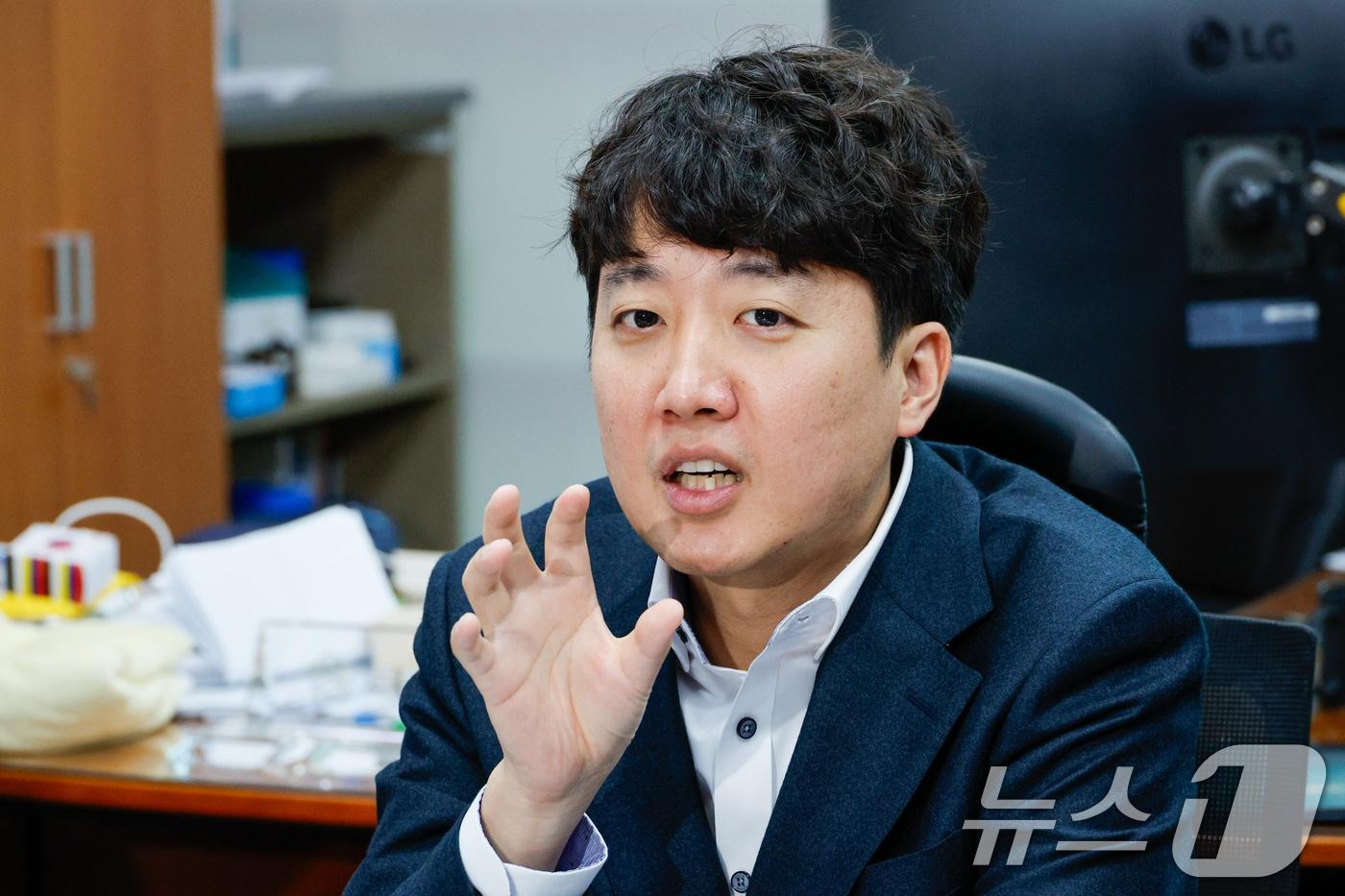 이준석 개혁신당 의원이 15일 서울 여의도 국회의원회관에서 2022년 6월 지방선거를 앞두고 윤석열 대통령과 부인 김건희 여사가 포항시장 공천 과정에 개입했다는 의혹과 관련 취재진 질의에 답하고 있다. 2024.11.15/뉴스1 ⓒ News1 안은나 기자