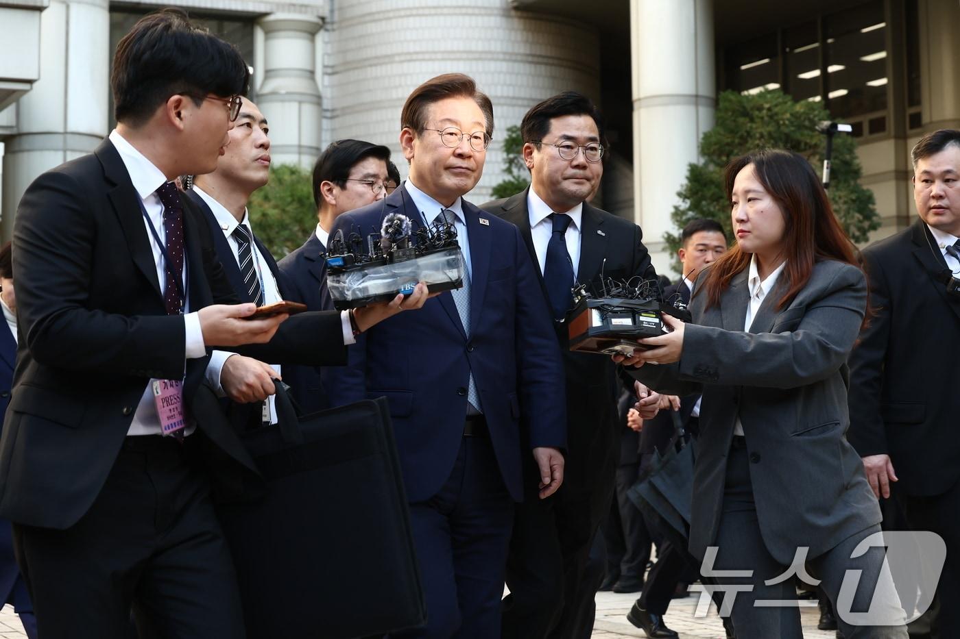 이재명 더불어민주당 대표가 15일 서울 서초구 서울중앙지방법원에서 열린 &#39;공직선거법 위반&#39; 1심 선고 공판에서 징역 1년에 집행유예 2년을 선고받은 뒤 법정을 나서고 있다. 2024.11.15/뉴스1 ⓒ News1 김민지 기자