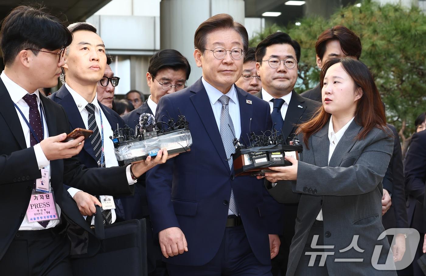 이재명 더불어민주당 대표가 15일 서울 서초구 서울중앙지방법원에서 열린 &#39;공직선거법 위반&#39; 1심 선고 공판에서 징역 1년에 집행유예 2년을 선고받은 뒤 법정을 나서고 있다. 2024.11.15/뉴스1 ⓒ News1 김민지 기자