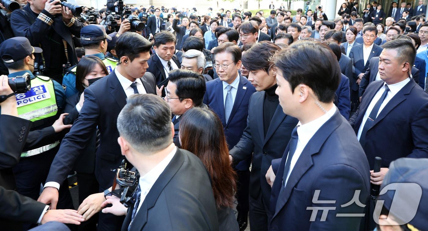 이재명 더불어민주당 대표가 15일 서울 서초구 서울중앙지방법원에서 열린 &#39;공직선거법 위반&#39; 1심 선고 공판에서 징역 1년에 집행유예 2년을 선고받은 뒤 침통한 표정으로 법정을 나서고 있다. 이 판결이 대법원에서 확정될 경우 이 대표는 의원직을 잃고, 대선 출마도 불가능하다. 2024.11.15/뉴스1 ⓒ News1 이동해 기자