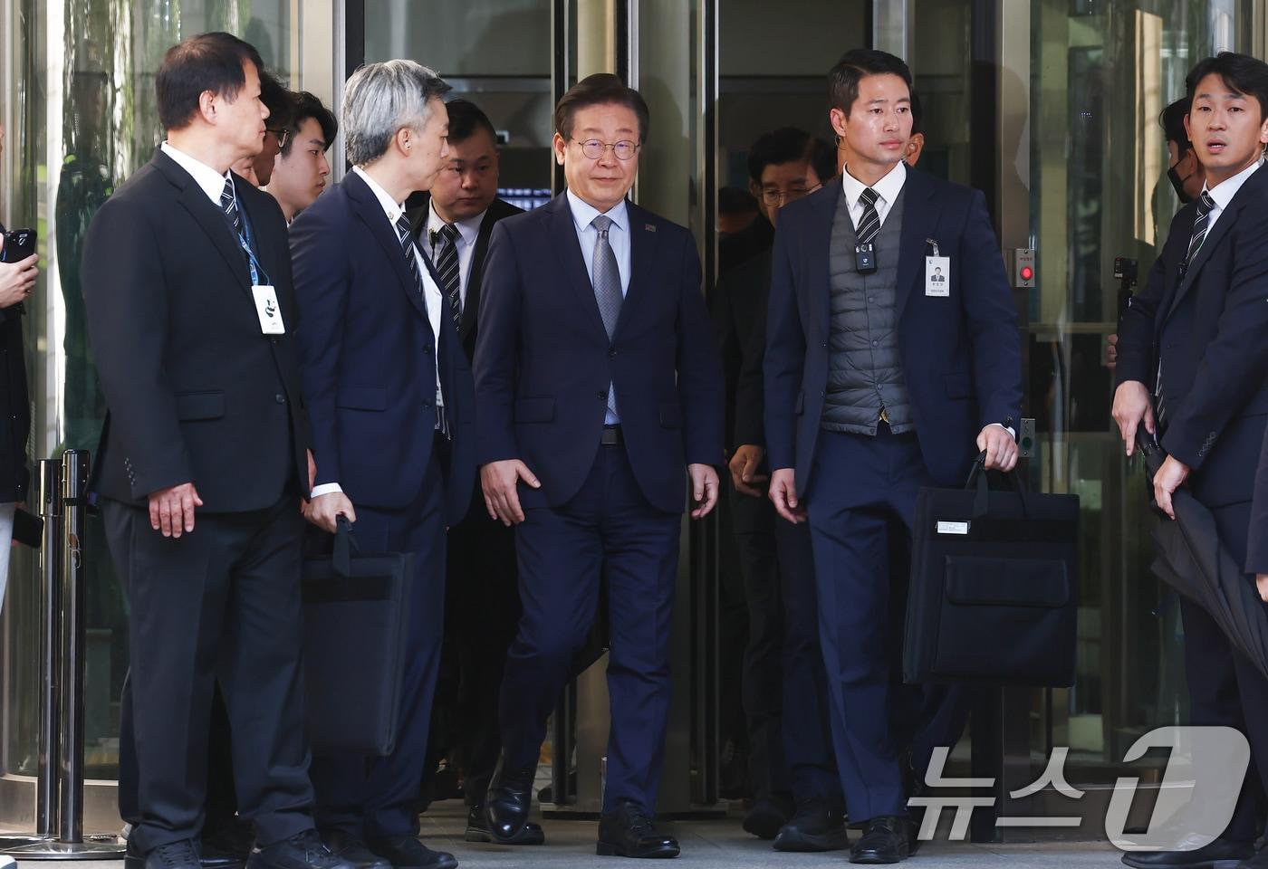 이재명 더불어민주당 대표가 15일 서울 서초구 서울중앙지방법원에서 열린 &#39;공직선거법 위반&#39; 1심 선고 공판에서 징역 1년에 집행유예 2년을 선고받은 뒤 법정을 나서고 있다. 2024.11.15/뉴스1 ⓒ News1 김민지 기자