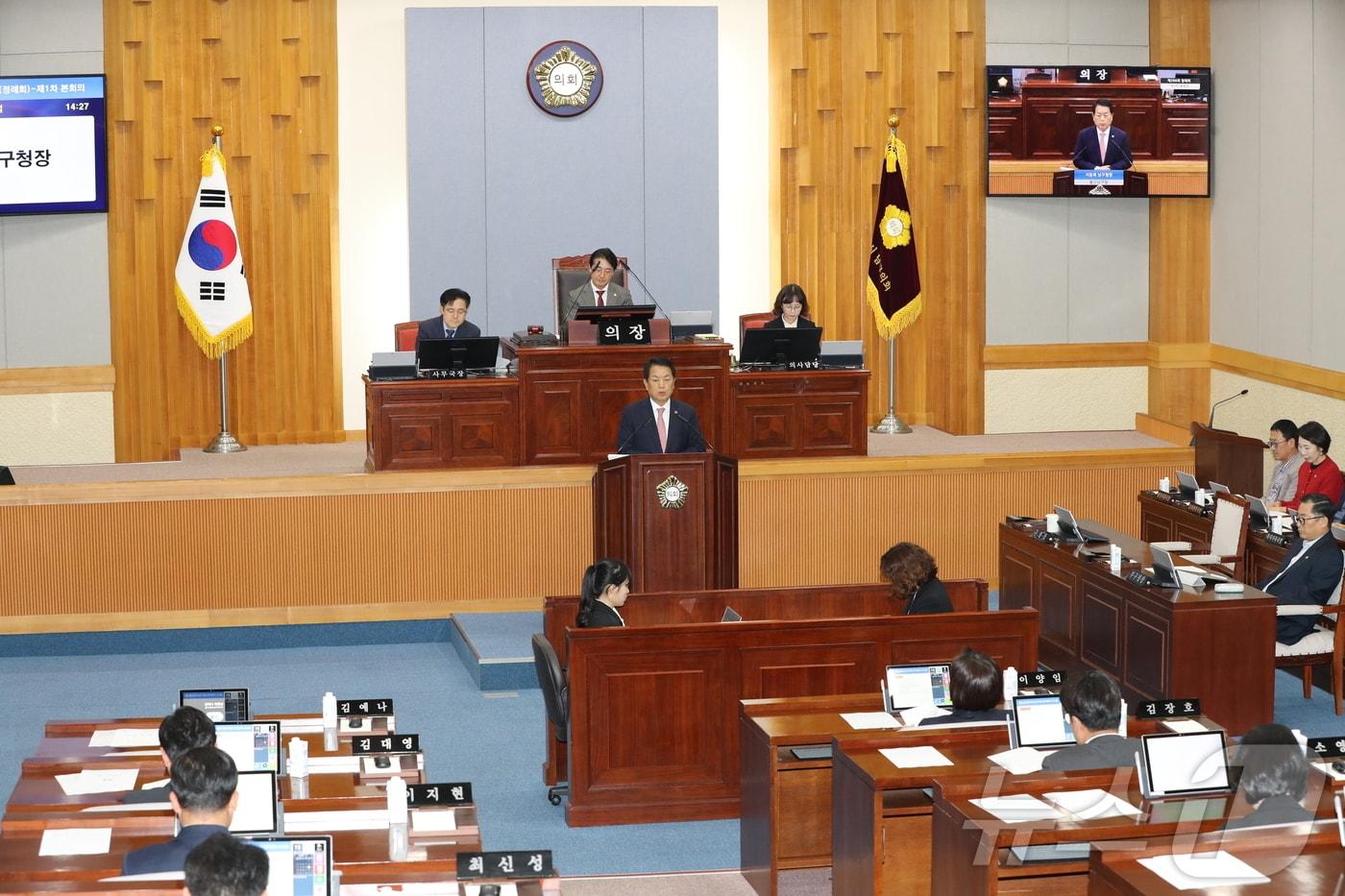 남구는 이날 남구의회 본회의장에서 열린 제266회 남구의회 제2차 정례회 제1차 본회의에서 2025년도 예산안을 제출했다.&#40;울산 남구의회 제공&#41;