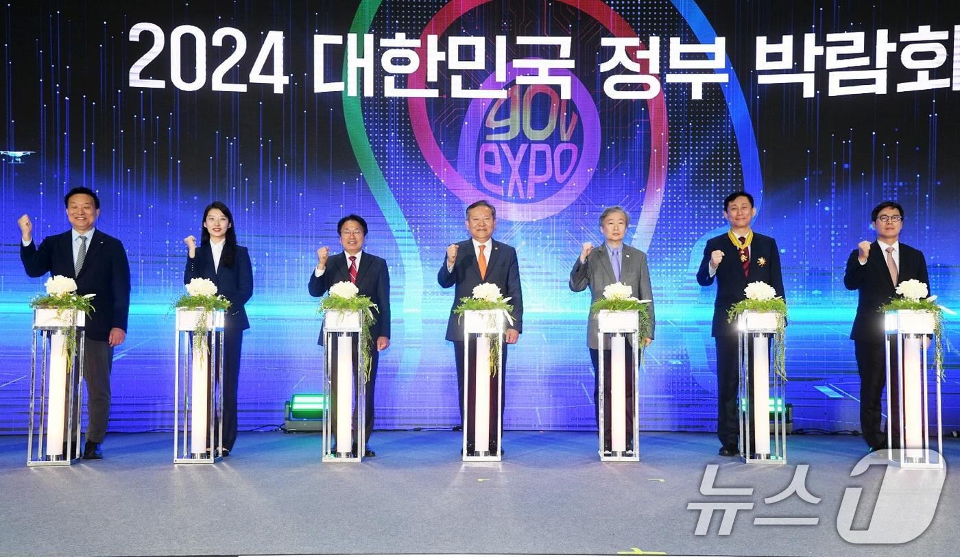 강기정 광주시장이  15일 김대중컨벤션센터에서 열린 2024 대한민국 정부박람회 대국민 보고회에 참석해 참석자들과 세리머니를 하고 있다.&#40;광주시 제공&#41;2024.11.15/뉴스1