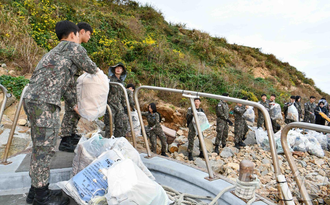 공군 1전비 장병들이 14일 전북 고창군에서 해양쓰레기를 수거하고 있다.&#40;1전비 제공&#41; 2024.11.15