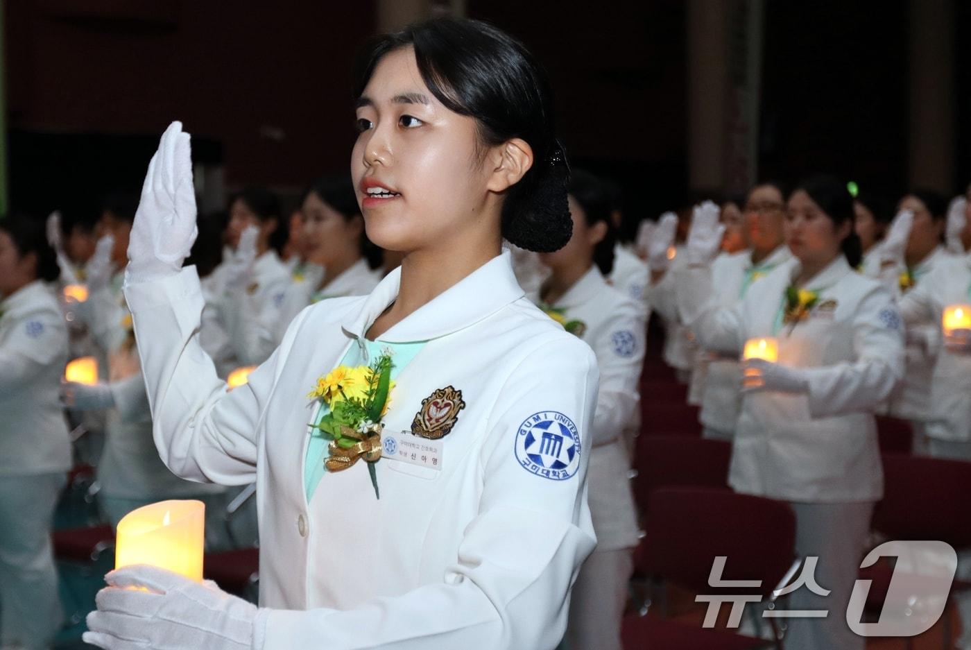 15일 열린 나이팅게일 선서식에서 구미대 간호대학 2학년 학생들이 간호인으로서의 의무와 책임을 다할 것을 다짐하고 있다. &#40;구미대 제공&#41; 2024.11.15/뉴스1 ⓒ News1 정우용 기자