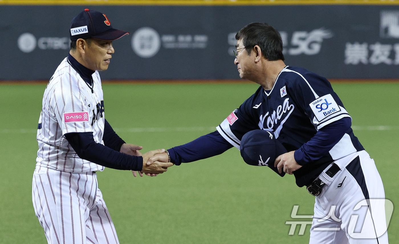 15일&#40;현지시간&#41; 오후 대만 타이베이시 타이베이돔에서 열린 2024 WBSC 프리미어12 B조 예선 대한민국과 일본의 경기에 앞서 대표팀 류중일 감독이 이바타 히로카즈 일본 감독과 악수하고 있다. 2024.11.15/뉴스1 ⓒ News1 장수영 기자