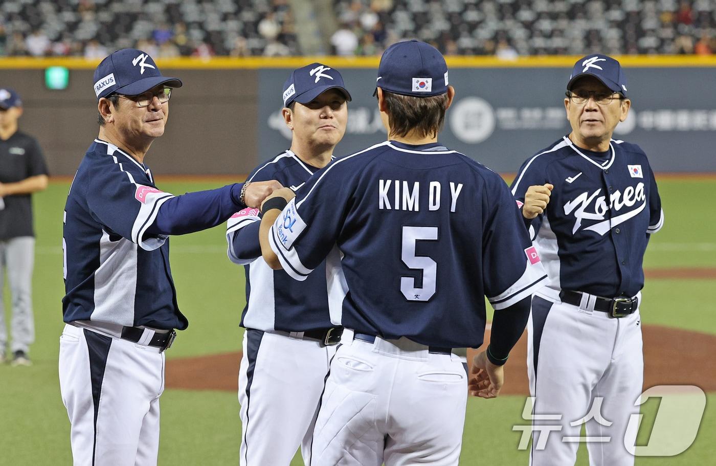 15일&#40;현지시간&#41; 오후 대만 타이베이시 타이베이돔에서 열린 2024 WBSC 프리미어12 B조 예선 대한민국과 일본의 경기에 앞서 대표팀 류중일 감독과 김도영이 주먹을 맞대고 있다. 2024.11.15/뉴스1 ⓒ News1 장수영 기자