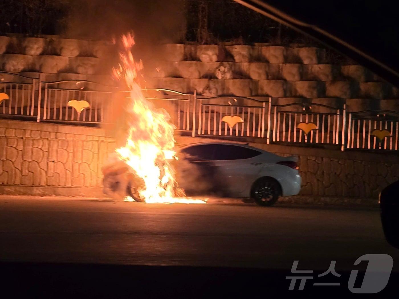 15일 오후 6시 14분께 경기 포천시 내촌면 서파검문소 인근 도로를 달리던 승용차에서 불이 난 모습. &#40;사진=독자제공&#41;