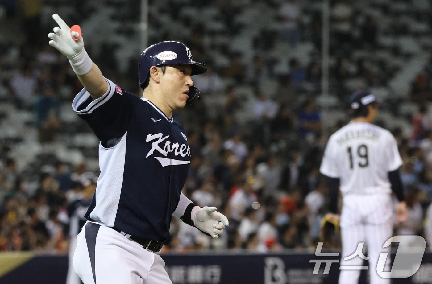 15일&#40;현지시간&#41; 오후 대만 타이베이시 타이베이돔에서 열린 2024 WBSC 프리미어12 B조 예선 대한민국과 일본의 경기, 4회초 대한민국 공격 1사 상황에서 솔로홈런을 친 대한민국 박동원이 세리머니를 하며 홈을 향해 달리고 있다. 2024.11.15/뉴스1 ⓒ News1 장수영 기자