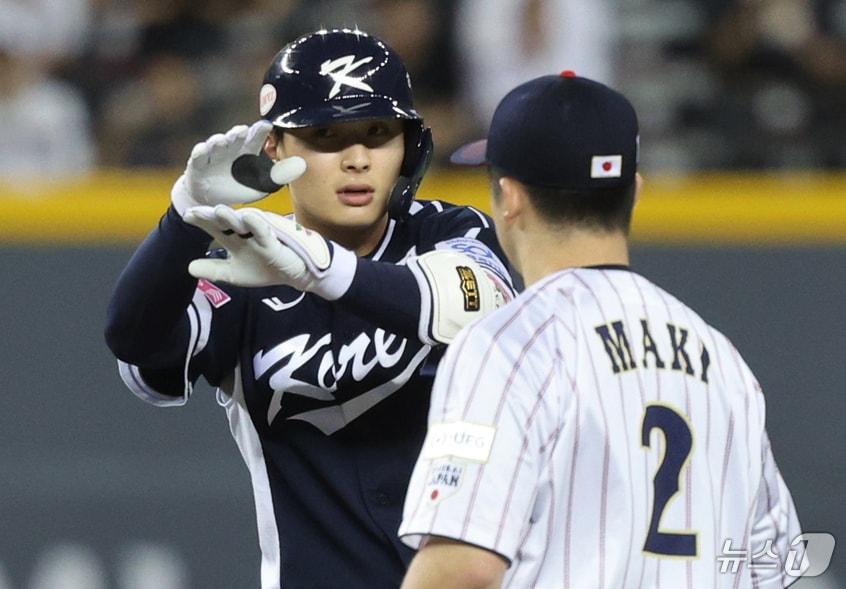 15일&#40;현지시간&#41; 오후 대만 타이베이시 타이베이돔에서 열린 2024 WBSC 프리미어12 B조 예선 대한민국과 일본의 경기, 5회초 대한민국 공격 2사 3루 상황에서 윤동희가 역전 1타점 2루타를 친 뒤 아파트 세리머니 하고 있다. 2024.11.15/뉴스1 ⓒ News1 장수영 기자