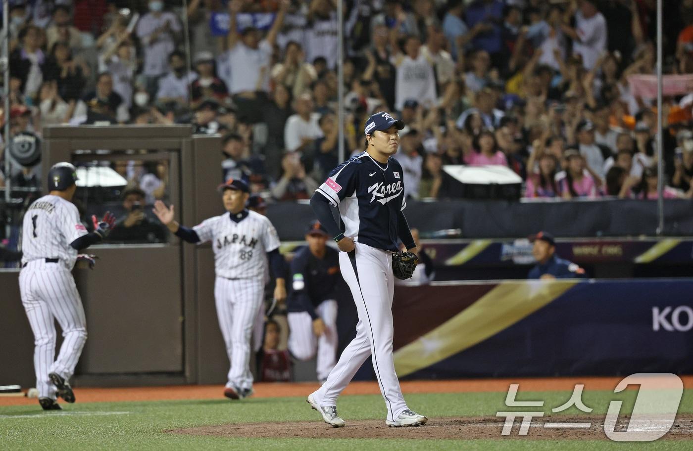 15일&#40;현지시간&#41; 오후 대만 타이베이시 타이베이돔에서 열린 2024 WBSC 프리미어12 B조 예선 대한민국과 일본의 경기, 5회말 일본공격 2사 만루 상황에서 마운드에 오른 이영하가 안타를 허용하며 2실점하고 있다. 2024.11.15/뉴스1 ⓒ News1 장수영 기자