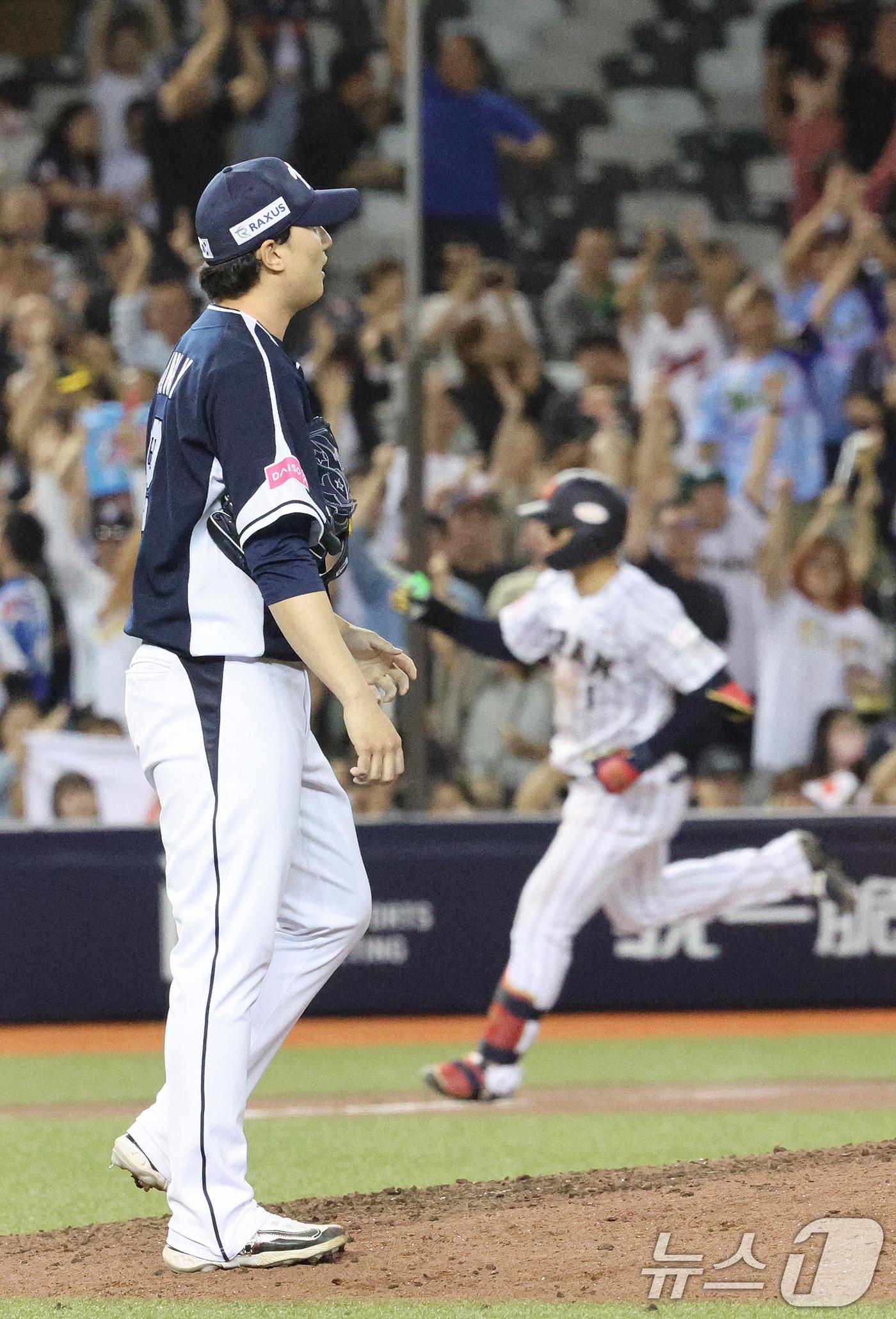 15일&#40;현지시간&#41; 오후 대만 타이베이시 타이베이돔에서 열린 2024 WBSC 프리미어12 B조 예선 대한민국과 일본의 경기, 7회말 일본 공격 1사 1루 상황에서 마운드에 오른 정해영이 일본 모리시타에게 투런 홈런을 허용하고 있다. 2024.11.15/뉴스1 ⓒ News1 장수영 기자