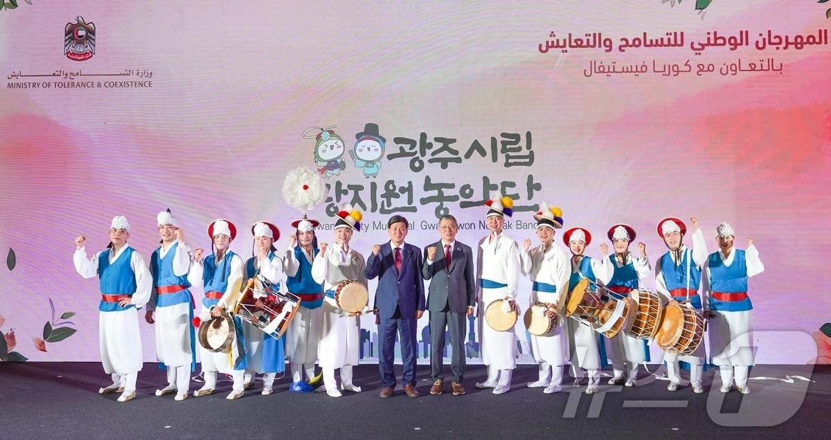 광주시 대표단이 아랍에미리트&#40;UAE&#41; 아부다비에서 열린 ‘코리아 페스티벌 2024’ 축제에서 기념촬영을 하고 있는 모습.&#40;광주시 제공&#41;