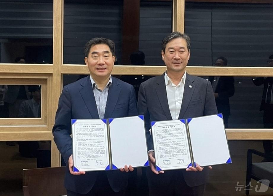 국립목포대학교와 국립순천대학교 양 대학 총장이 의과대학 설립을 위해 &#39;대학 통합·통합 의대 추진&#39; 합의 후 기념사진을 찍고 있다.&#40;목포대 제공&#41;2024.11.16/뉴스1