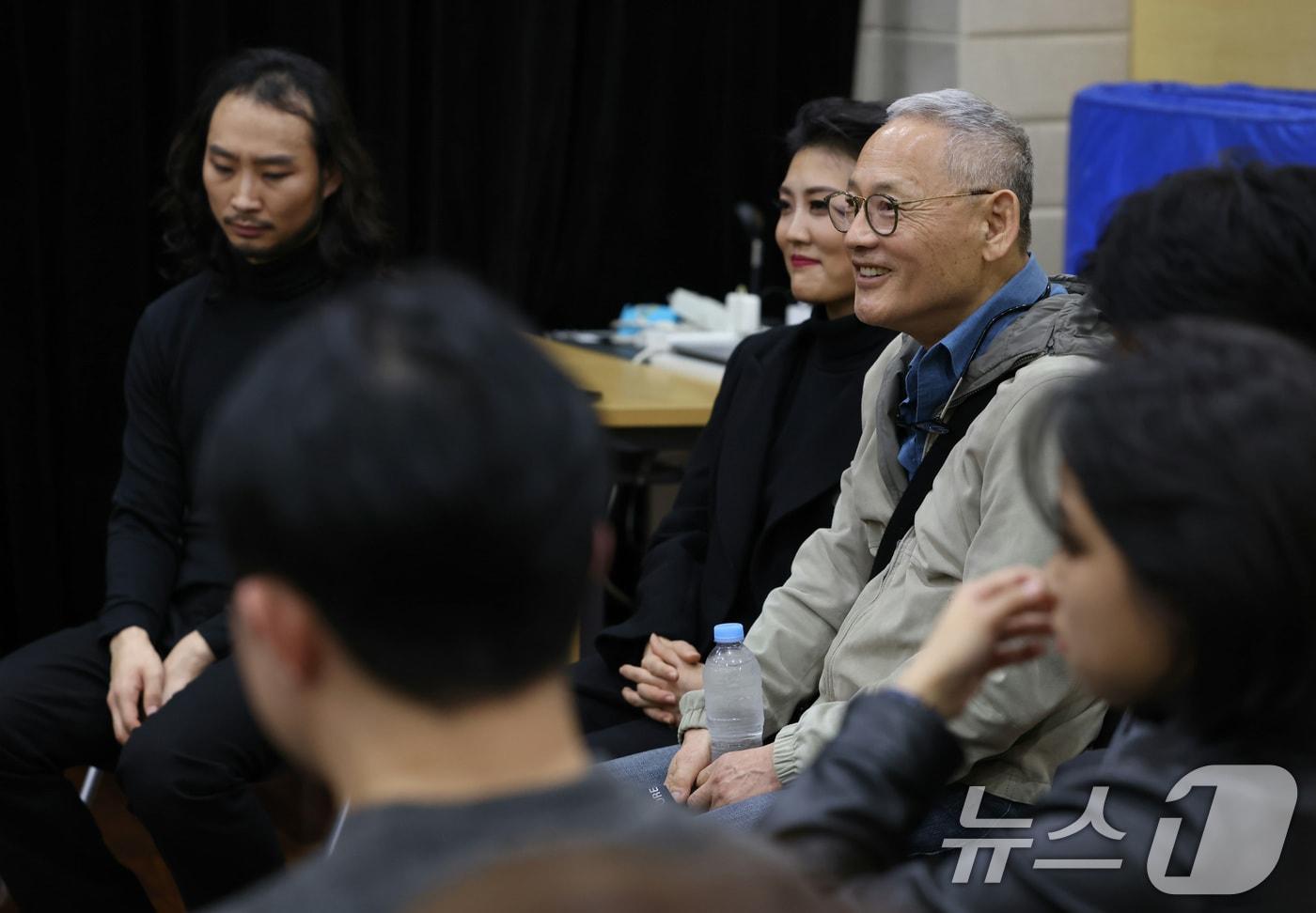 유인촌 문화체육관광부 장관이 16일 서울 중구 국립극단 명동예술극장에서 열린 청년교육단원 최종발표회 연극 &#39;죠죠&#39;를 관람하고 출연진과 함께 간담회를 하고 있다. &#40;문화체육관광부 제공&#41; 2024.11.16/뉴스1