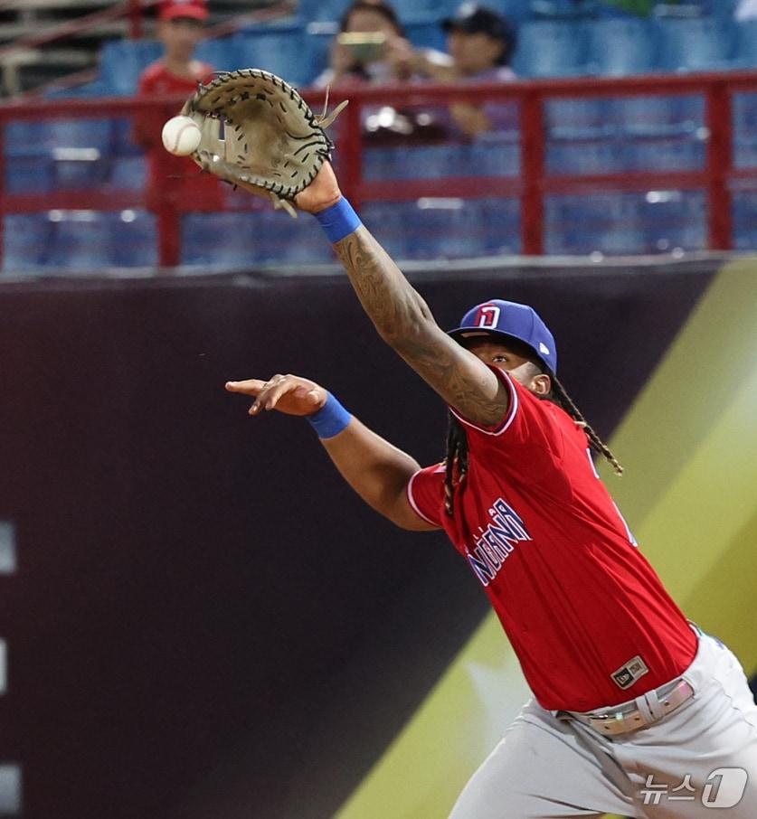 16일&#40;현지시간&#41; 대만 타이베이시 톈무 야구장에서 열린 2024 WBSC 프리미어12 B조 예선 대한민국과 도미니카공화국의 경기 6회말 대한민국 공격 1사 2, 3루 상황, 신민재 타석 때 도미니카 투수 로드리게스의 송구 실책이 발생해 대한민국이 2점 따라붙고 있다. 2024.11.16/뉴스1 ⓒ News1 장수영 기자