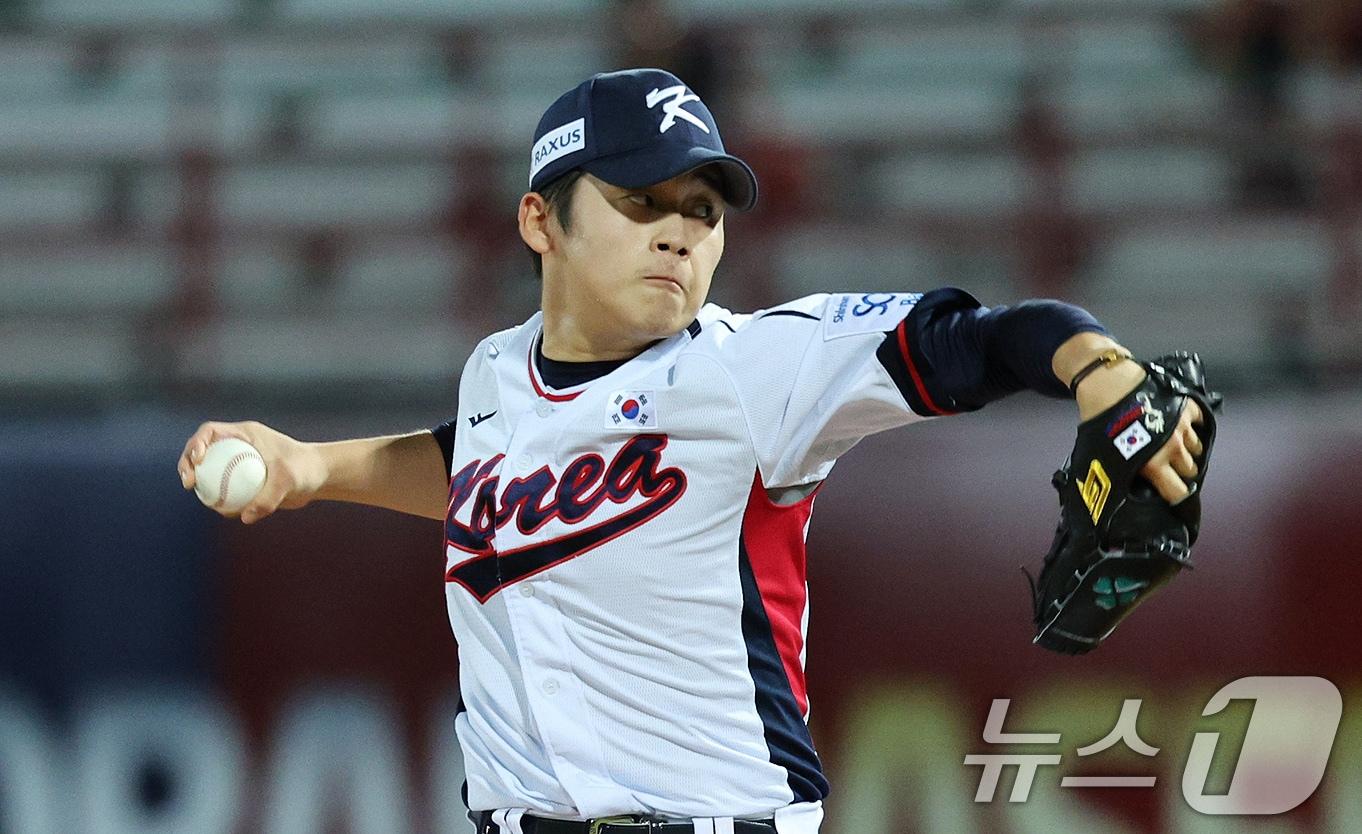 16일&#40;현지시간&#41; 대만 타이베이시 톈무 야구장에서 열린 2024 WBSC 프리미어12 B조 예선 대한민국과 도미니카공화국의 경기 8회초 대한민국 마운드에 오른 박영현이 역투하고 있다. 2024.11.16/뉴스1 ⓒ News1 장수영 기자