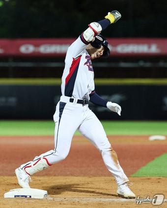 16일&#40;현지시간&#41; 대만 타이베이시 톈무 야구장에서 열린 2024 WBSC 프리미어12 B조 예선 대한민국과 도미니카공화국의 경기 8회말 대한민국 공격 2사 2, 3루 상황에서 박성한이 역전 3루타를 친 뒤 환호하고 있다. 2024.11.16/뉴스1 ⓒ News1 장수영 기자