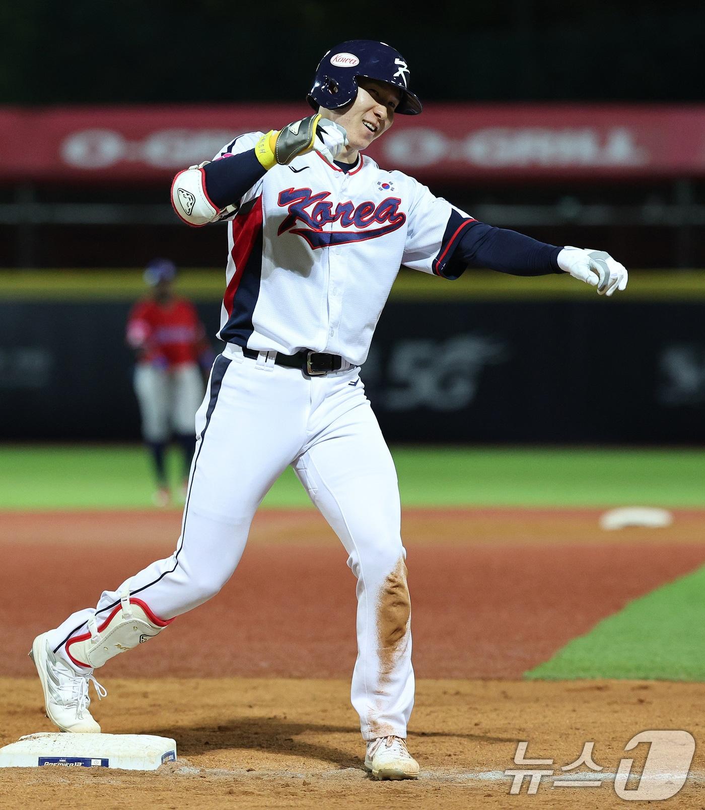 16일&#40;현지시간&#41; 대만 타이베이시 톈무 야구장에서 열린 2024 WBSC 프리미어12 B조 예선 대한민국과 도미니카공화국의 경기 8회말 대한민국 공격 2사 2, 3루 상황에서 박성한이 역전 3루타를 친 뒤 세리머니 하고 있다. 2024.11.16/뉴스1 ⓒ News1 장수영 기자