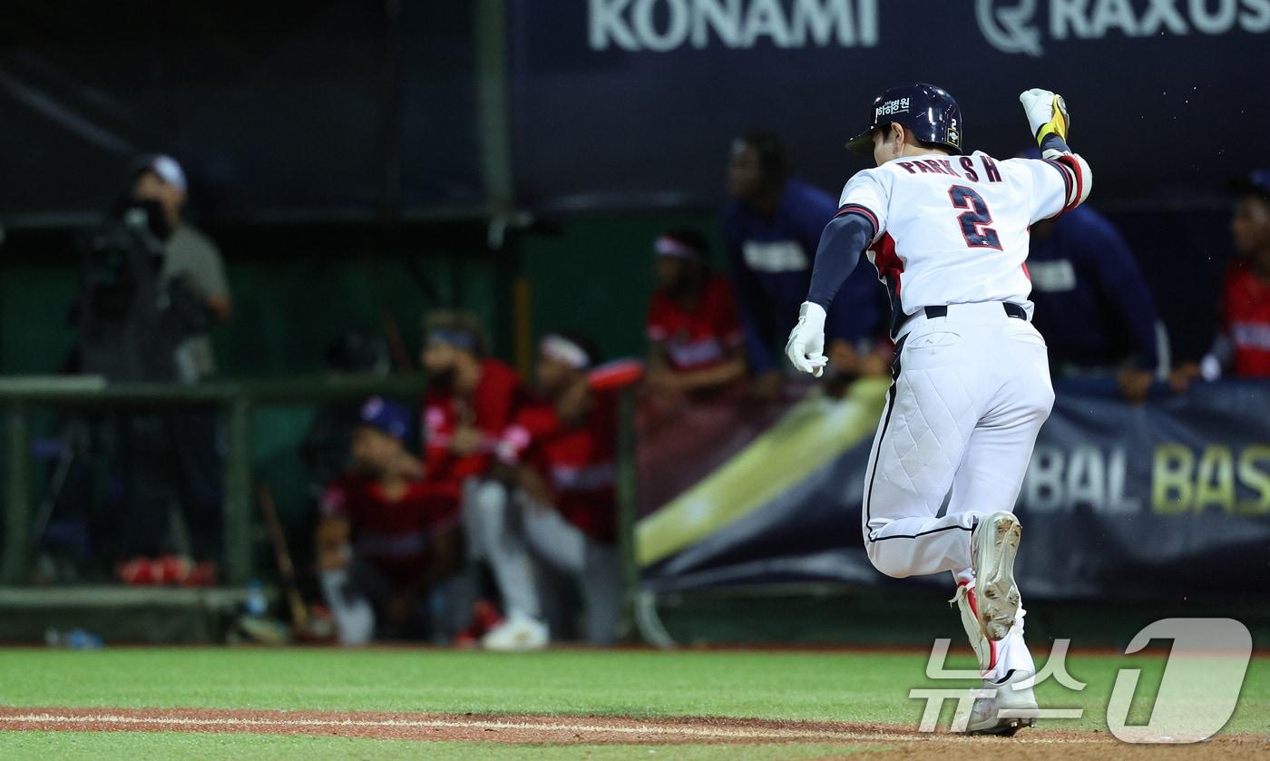 16일&#40;현지시간&#41; 대만 타이베이시 톈무 야구장에서 열린 2024 WBSC 프리미어12 B조 예선 대한민국과 도미니카공화국의 경기 8회말 대한민국 공격 2사 2, 3루 상황에서 박성한이 역전 3루타 치며 주먹을 불끈 쥐고 있다. 2024.11.16/뉴스1 ⓒ News1 장수영 기자