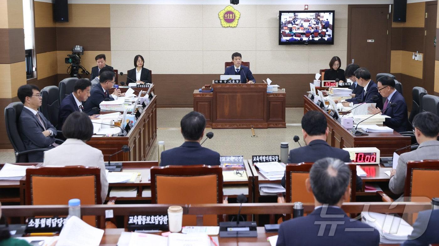 인천광역시의회 교육위원회 의원들이 인천교육청 행정사무감사를 하고 있다. &#40;인천시의회 제공&#41; /뉴스1