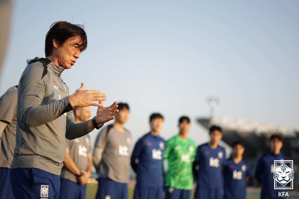 한국 축구대표팀 홍명보 감독이 16일 오후&#40;현지시간&#41; 쿠웨이트 자베르 알 아흐메드 국제 경기장 보조구장에서 열린 팀훈련에서 선수들을 향해 발언하고 있다. &#40;대한축구협회 제공&#41; 2024.11.17/뉴스1 ⓒ News1 송원영 기자