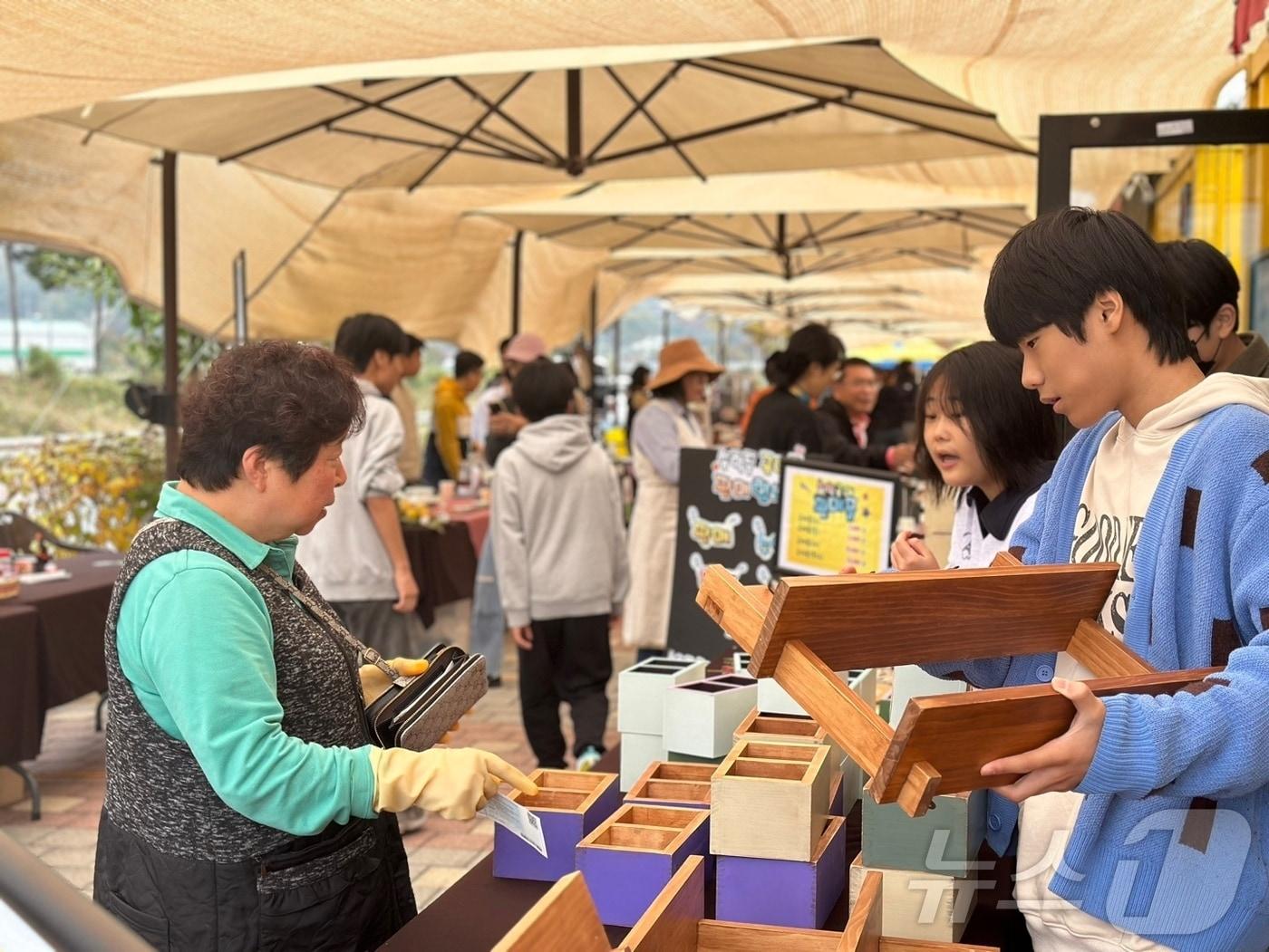 송학중 학생들이 지난 10월 열린 마을축제에서 손수 만든 공예품을 판매하고 있다. 수익금은 전액 학교에 기부했다.&#40;제천시 제공&#41;202411.17/뉴스1