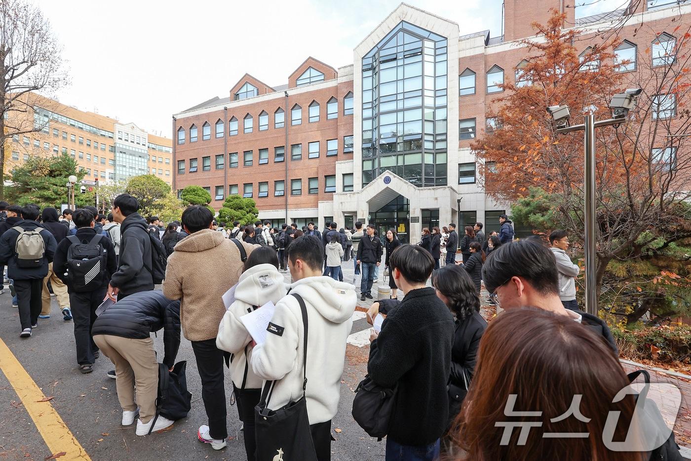 17일 오후 서울 서대문구 연세대학교에서 열린 &#39;2025학년도 수시모집 학생부종합전형&#40;활동우수형&#41; 자연계열 면접구술시험&#39;에 응시한 수험생들이 고사장으로 입실하고 있다. 2024.11.17/뉴스1 ⓒ News1 민경석 기자