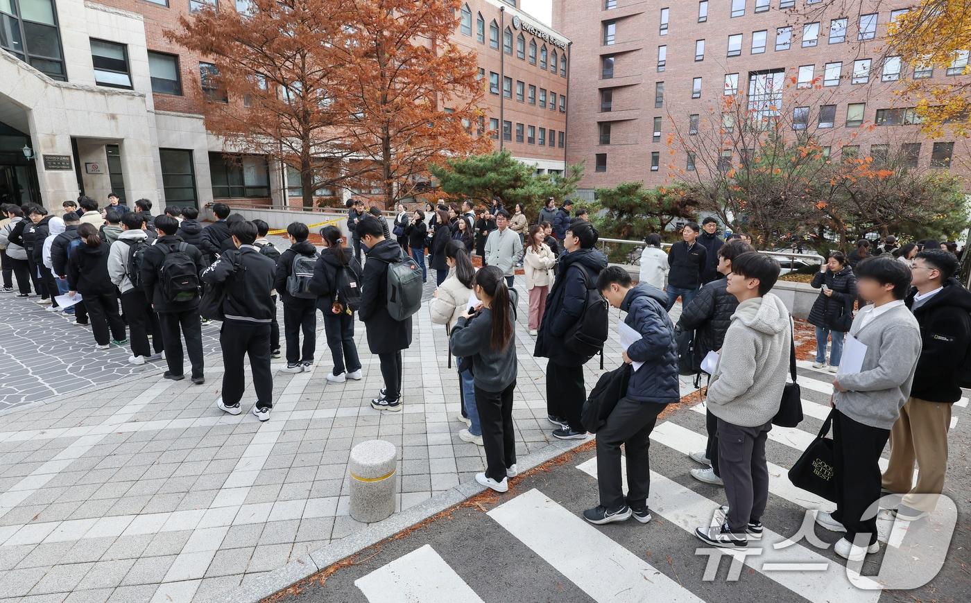  서울 서대문구 연세대학교에서 열린 &#39;2025학년도 수시모집 학생부종합전형&#40;활동우수형&#41; 자연계열 면접구술시험&#39;에 응시한 수험생들이 고사장으로 입실하고 있다. 2024.11.17/뉴스1 ⓒ News1 민경석 기자