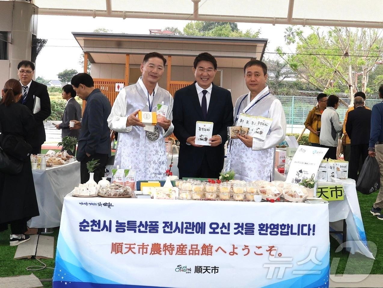 전남 순천시는 16일과 17일 양일간 제30회 &#39;일본 이즈미시 大산업제&#39; 행사에 참석해 지역 농특산품을 홍보하고 기념사진을 찍고 있다.&#40;순천시 제공&#41;2024.11.17/뉴스1