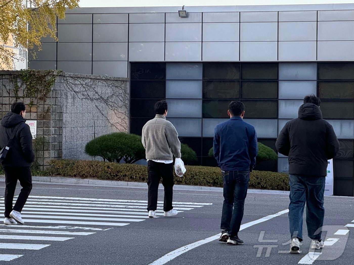 18일 오전 울산 북구 양정동 현대자동차 울산공장 앞 횡단보도에서 직원들이 외투 주머니에 손을 넣고 출근하고 있다.2024.11.18/뉴스1 김세은 기자