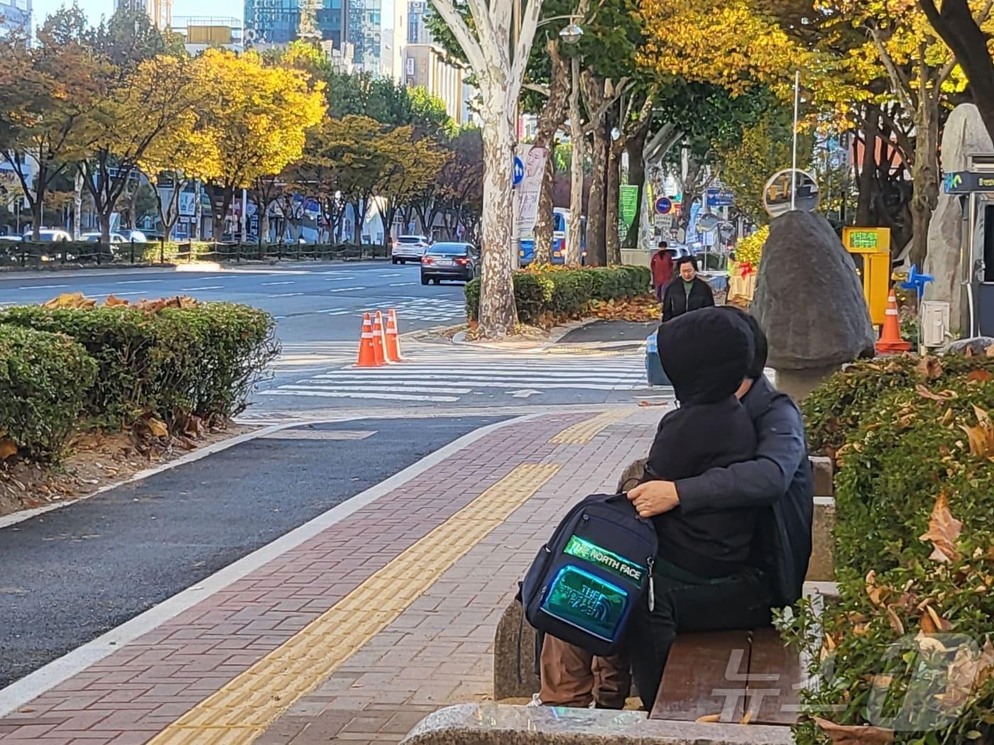 18일 오전 대구 수성구 범어동 한 횡단보도 앞에서 학부모가 자녀를 데리고 등교를 시키기 위해 신호등을 기다리고 있다. 2024.11.18/뉴스1ⓒ News1 이성덕 기자