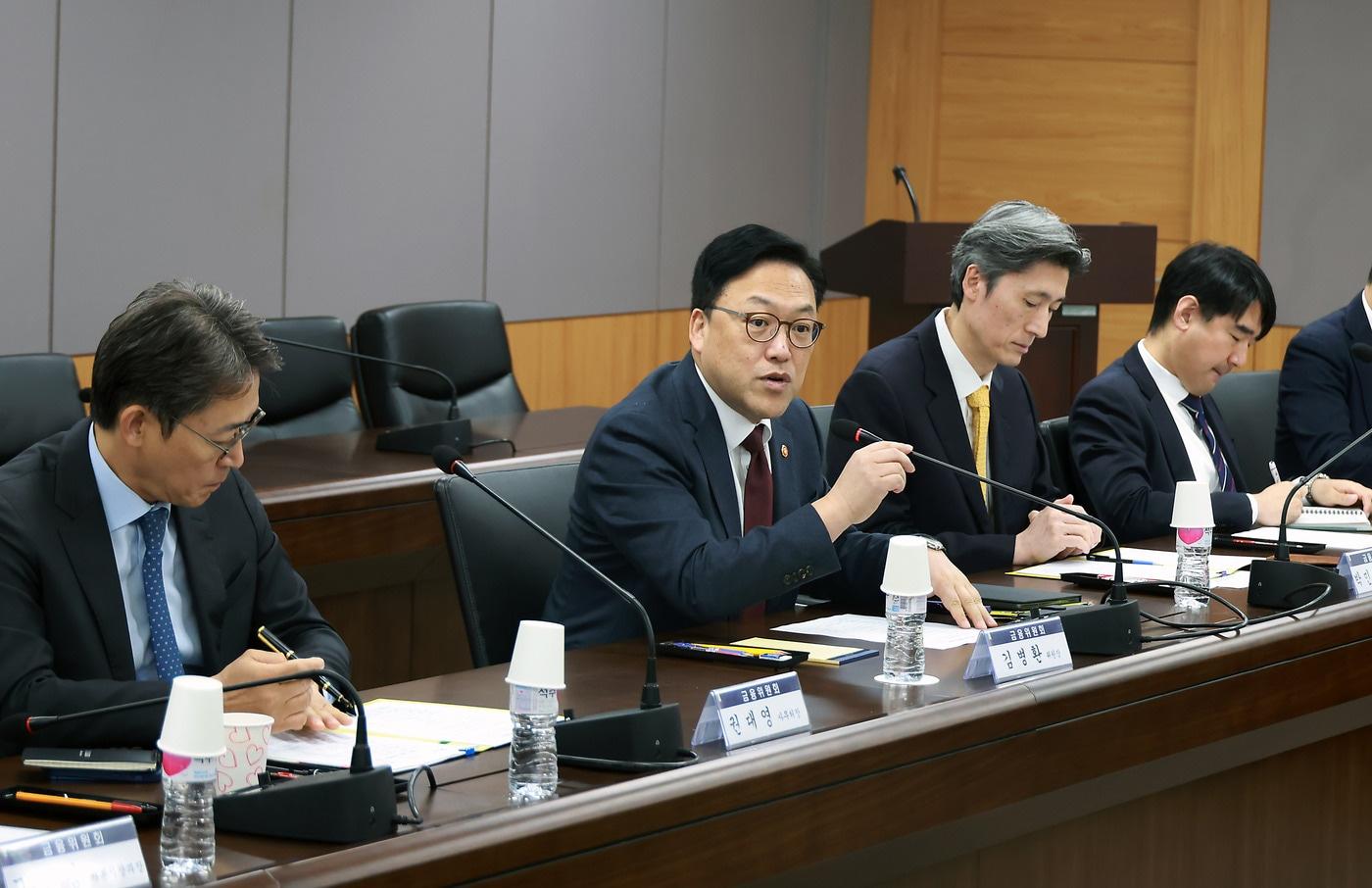 김병환 금융위원장이 18일 오전 서울 종로구 정부서울청사에서 금융감독원, 한국거래소 등 유관기관 및 시장전문가와 함께 개최한 증시 상황 점검회의에서 최근 국내 및 해외 주요국 증시 동향과 국내 증시의 외국인·기관투자자 등 수급 상황을 점검하고 향후 대응방향을 논의하고 있다.