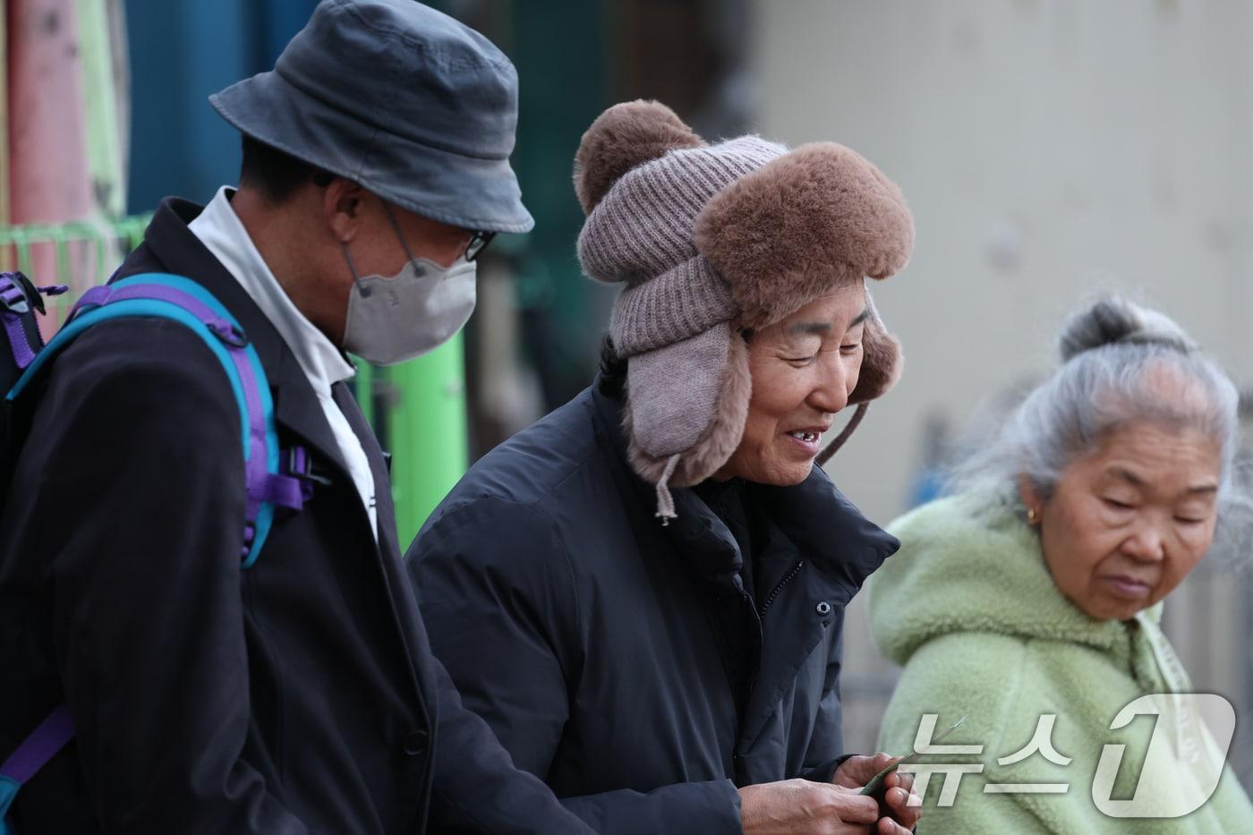 18일 아침기온이 큰 폭으로 떨어지면서 올들어 가장 추운 날씨를 보인 광주 남광주시장에는 시민들이 두꺼운 외투와 모자를 쓰며 장을 보고있다.2024.11.18/뉴스1 ⓒ News1 김태성 기자