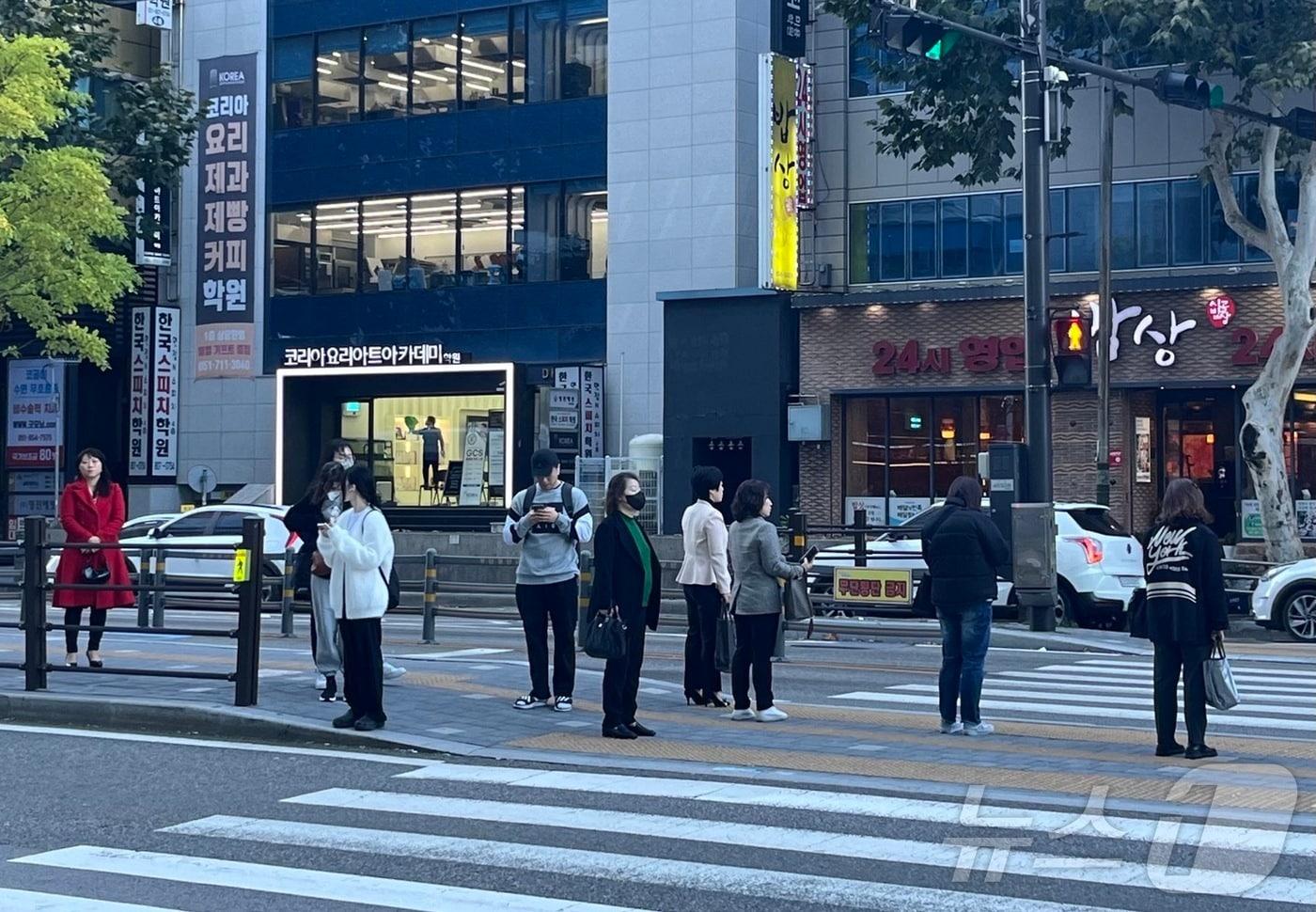 한파주의보가 발효된 18일 오전 부산 부산진구 한 버스정류장에서 신호를 기다리던 사람들이 다양한 옷차림을 하고 있다.2024.11.18/ⓒ News1 장광일 기자