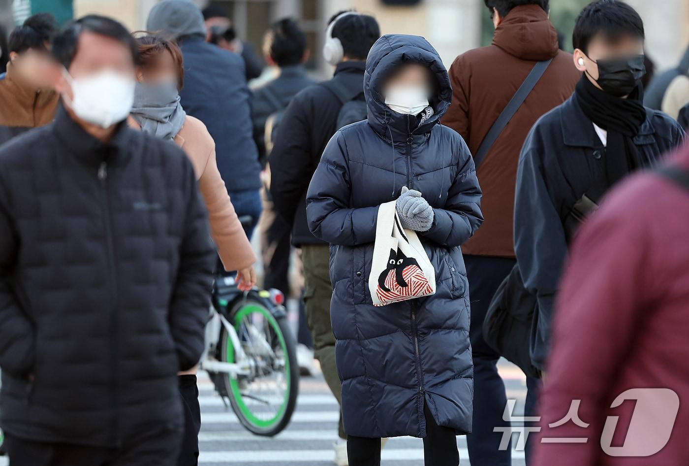 서울 지역 아침 최저 기온이 올가을 들어 처음으로 영하권까지 떨어지며 추운 날씨를 보인 18일 오전 서울 세종대로 광화문사거리에서 두꺼운 옷차림을 한 시민들이 발걸음을 옮기고 있다. 2024.11.18/뉴스1 ⓒ News1 김진환 기자