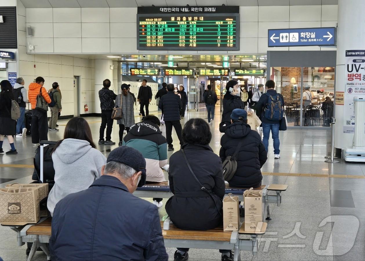 철도노조가 준법투쟁&#40;태업&#41;에 돌입한 18일 오전 대전역 대합실에서 승객들이 열차를 기다리고 있다. 2024.11.18 /뉴스1 ⓒ News1 허진실 기자