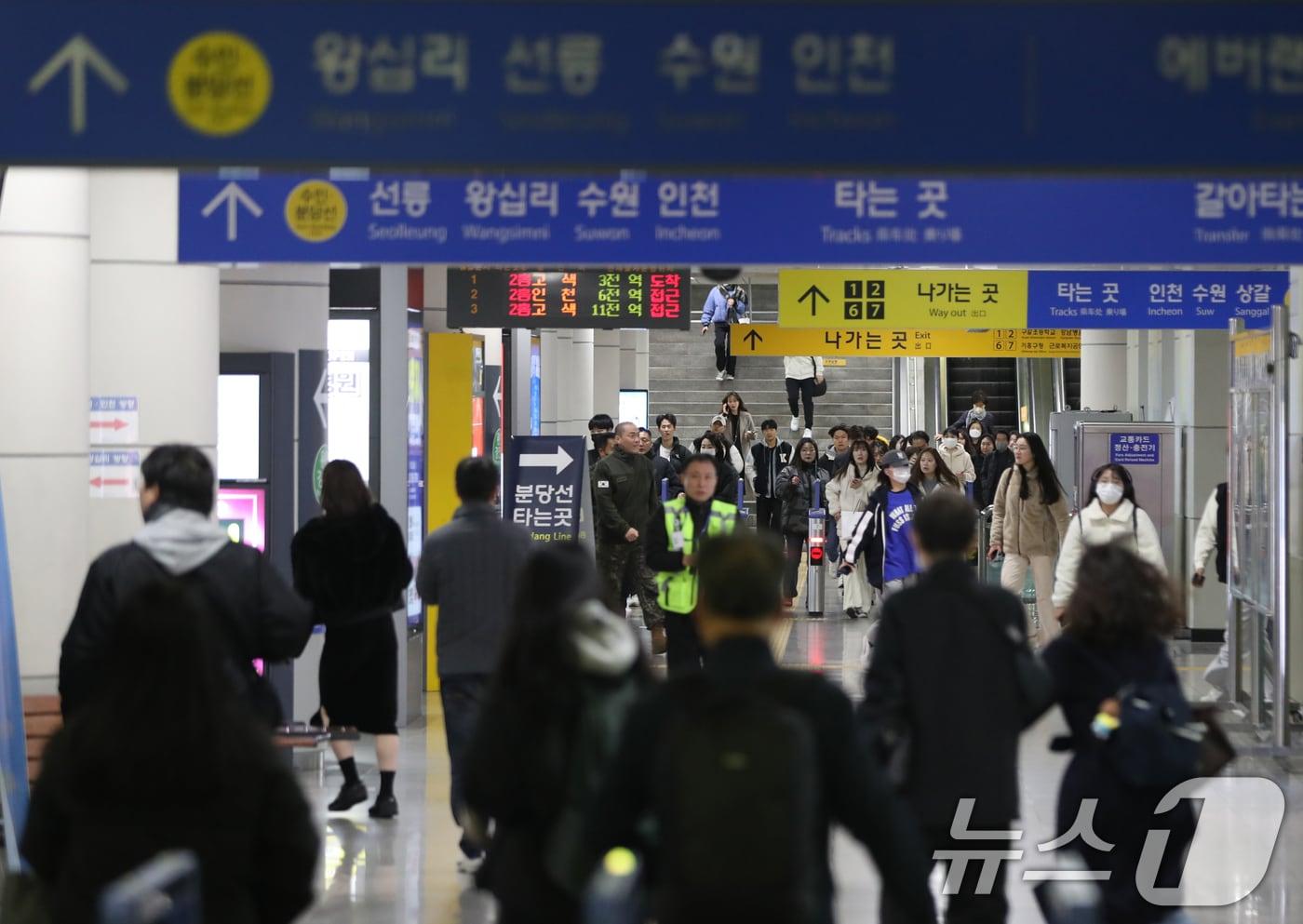 18일 오전 화재로 인해 한때 열차가 무정차 통과 중이던 경기 용인시 기흥구 수인분당선 기흥역이 운행이 재개되고 있다. 2024.11.18/뉴스1 ⓒ News1 김영운 기자