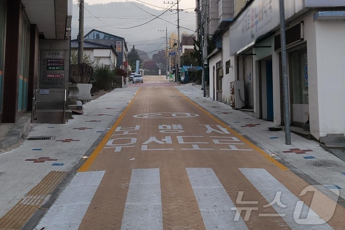  18일 충북 음성군은 음성읍 문화사거리부터 음성중학교 정문까지 165m 구간에 보행자 우선도로를 조성했다고 밝혔다.&#40;음성군 제공&#41;/뉴스1