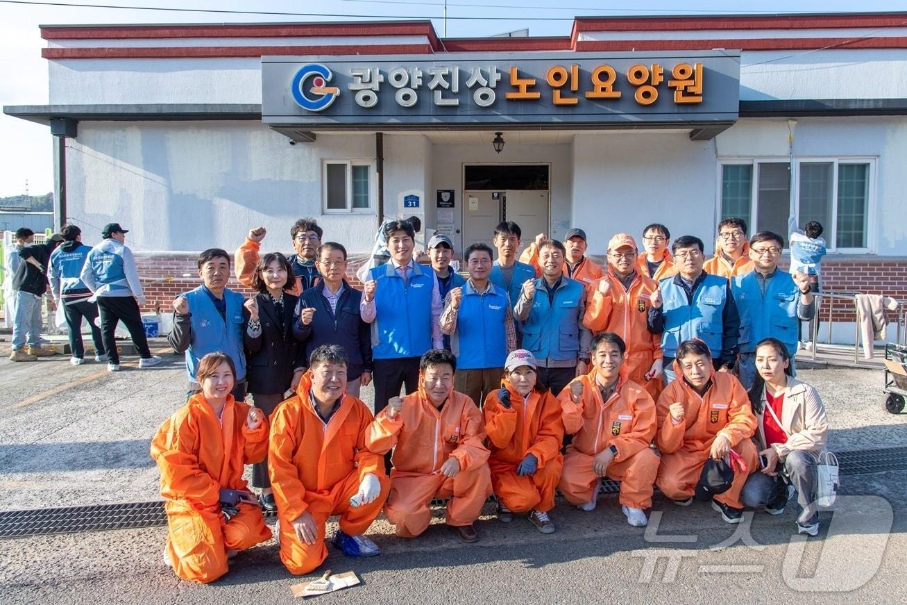 포스코 광양제철소는 17일 전남 광양시 진상면 신시마을과 섬거마을에서 이웃사랑 봉사활동을 전개하고 단체 기념사진을 찍고 있다.&#40;광양제철소 제공&#41;2024.11.18/뉴스1