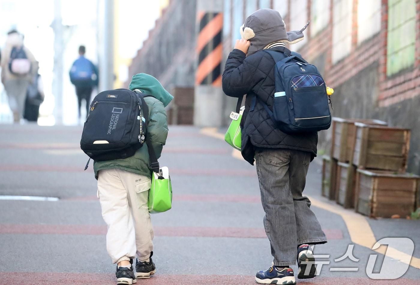 하루 사이 기온이 크게 떨어진 18일 오전 대구 도심의 한 초등학교 앞에서 겨울옷을 챙겨입은 학생들이 매서운 바람에 잔뜩 웅크린 채 등교하고 있다. 2024.11.18/뉴스1 ⓒ News1 공정식 기자