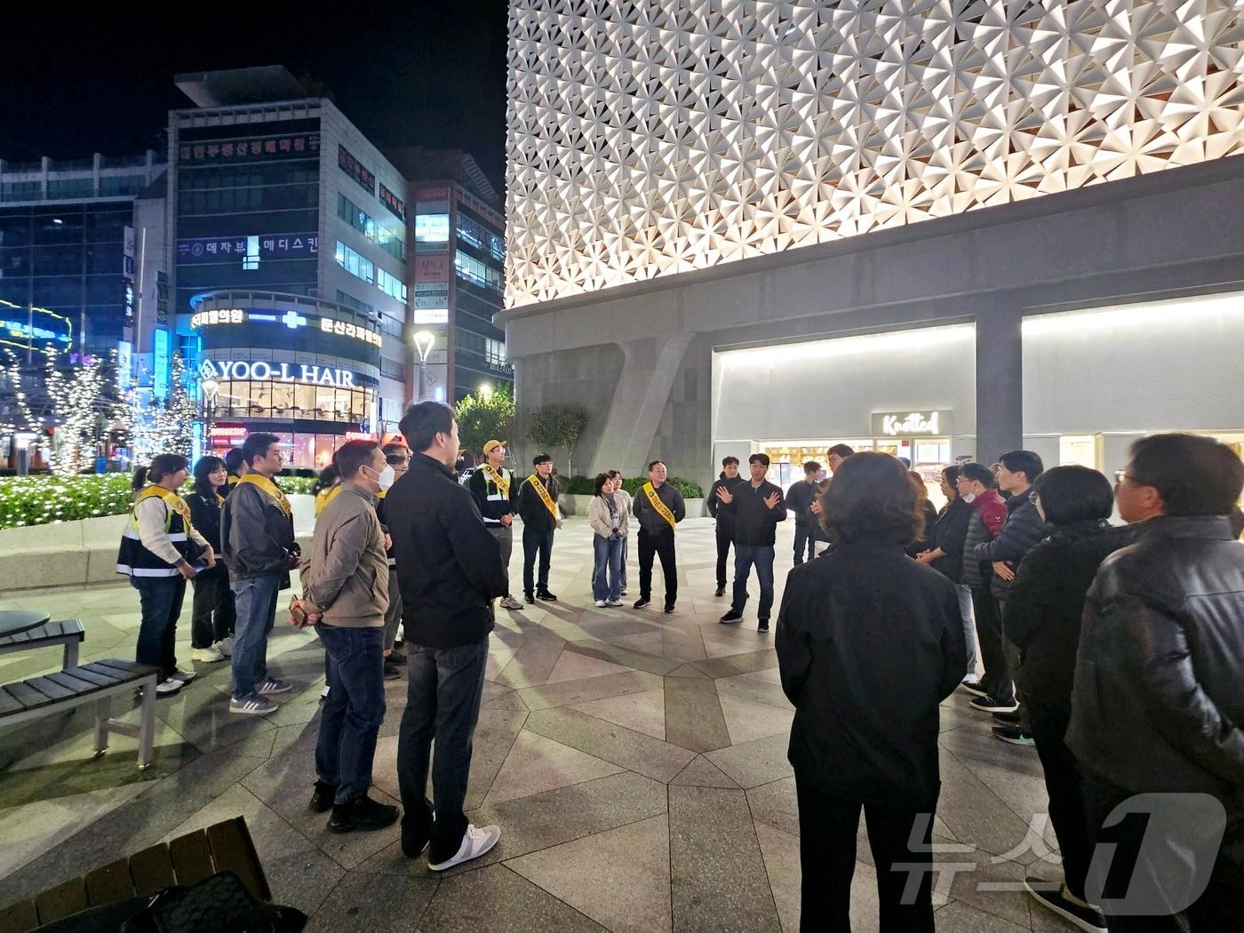 대전서부교육지원청이 관계기관과 학교 주변 유해업소 합동단속을 벌이고 있다. &#40;대전서부교육지원청 제공&#41; /뉴스1