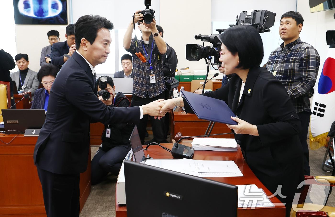 박장범 한국방송공사&#40;KBS&#41; 사장 후보자가 18일 오전 서울 여의도 국회 과학기술정보방송통신위원회에서 열린 인사청문회에서 최민희 위원장에게 선서문을 제출한 뒤 악수하고 있다. 2024.11.18/뉴스1 ⓒ News1 김민지 기자