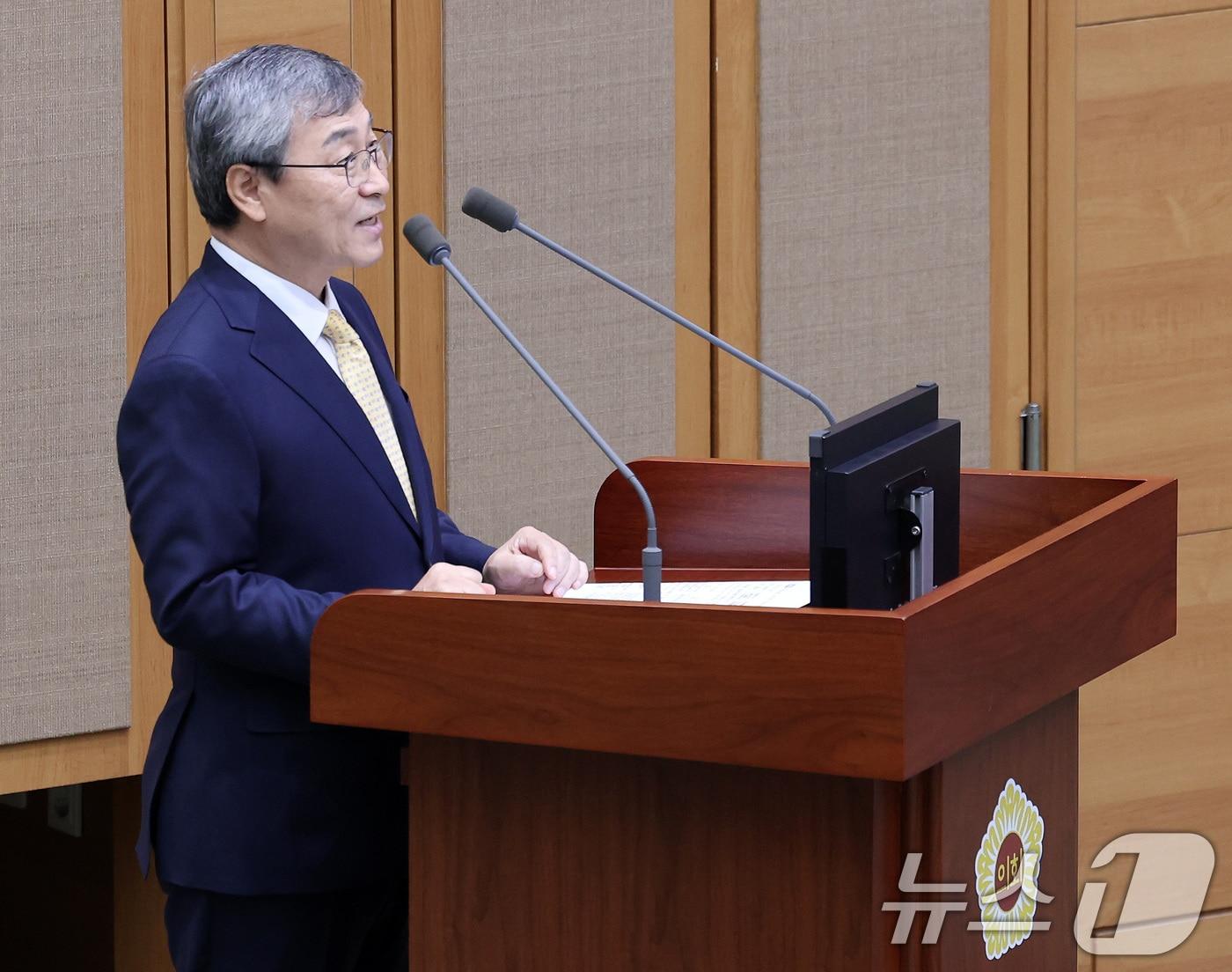 정근식 서울시교육감이 18일 오전 서울 중구 서울시의회에서 열린 &#39;제327회 정례회 제2차 본회의&#39; 시정질문에서 의원들 질문에 답하고 있다. 2024.11.18/뉴스1 ⓒ News1 이동해 기자