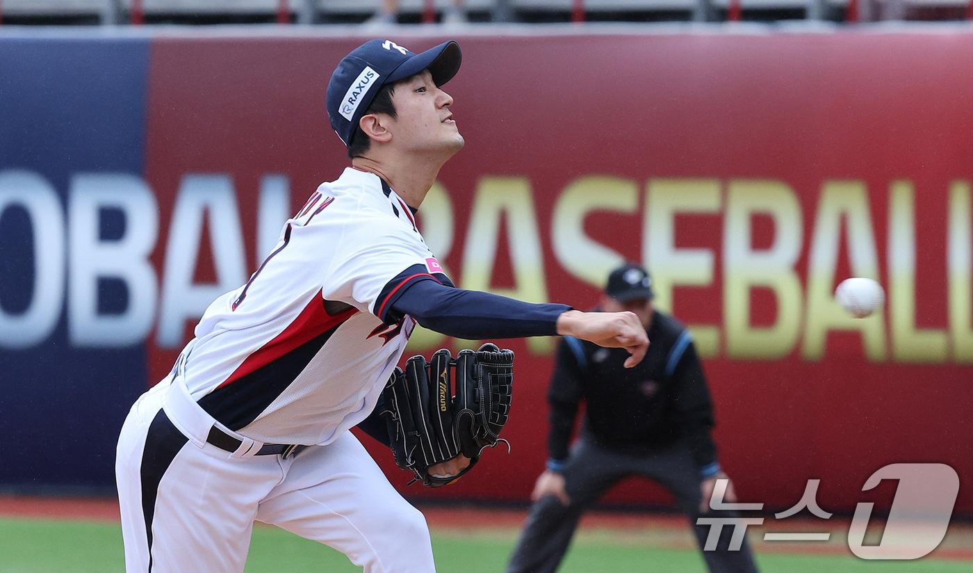 18일&#40;현지시간&#41; 오후 대만 타이베이시 톈무 야구장에서 열린 2024 WBSC 프리미어12 B조 예선 대한민국과 호주의 경기, 1회초 대한민국 선발 고영표가 역투하고 있다. 2024.11.18/뉴스1 ⓒ News1 장수영 기자