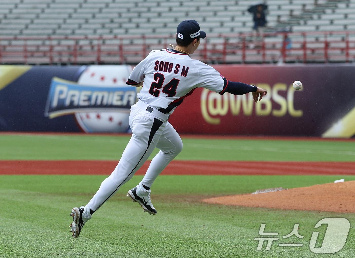 18일&#40;현지시간&#41; 오후 대만 타이베이시 톈무 야구장에서 열린 2024 WBSC 프리미어12 B조 예선 대한민국과 호주의 경기, 3회초 호주 공격 2사 상황에서 3루수 송성문이 호주 선두타자 재리드 데일의 땅볼 타구를 잡아 1루로 송구하고 있다. 2024.11.18/뉴스1 ⓒ News1 장수영 기자