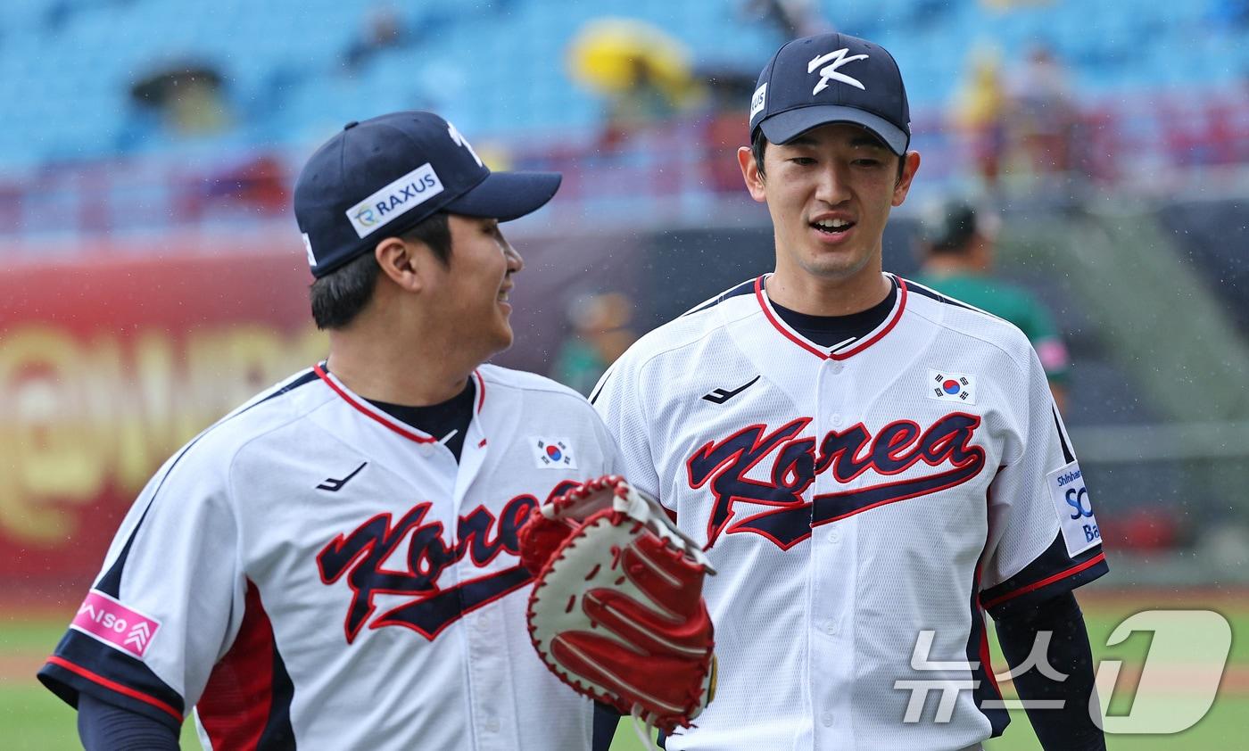 18일&#40;현지시간&#41; 오후 대만 타이베이시 톈무 야구장에서 열린 2024 WBSC 프리미어12 B조 예선 대한민국과 호주의 경기, 3회초 대한민국 선발 고영표와 1루수 문보경이 더그아웃으로 웃으며 들어오고 있다. 2024.11.18/뉴스1 ⓒ News1 장수영 기자