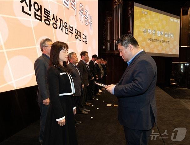 김선영 군산대 교수&#40;왼쪽&#41;가 기계의 날을 맞아 산업통상자원부장관상을 수상하고 있다.&#40;군산대 제공&#41; 2024.11.18/뉴스1