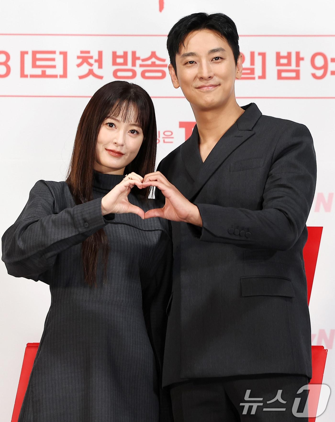 배우 정유미와 주지훈&#40;오른쪽&#41;이 18일 오후 서울 구로구 라마다신도림호텔에서 열린 tvN 새 토일드라마 ‘사랑은 외나무다리에서’ 제작발표회에 참석해 포즈를 취하고 있다. ‘사랑은 외나무다리에서’는 원수의 집안에서 같은 날 같은 이름으로 태어난 남자 석지원과 여자 윤지원이 열여덟의 여름 아픈 이별 후, 18년 만에 재회한 철천지원수들의 전쟁 같은 로맨스를 그린 드라마로 오는 23일 밤 9시 20분에 첫 방송된다. 2024.11.18/뉴스1 ⓒ News1 김진환 기자