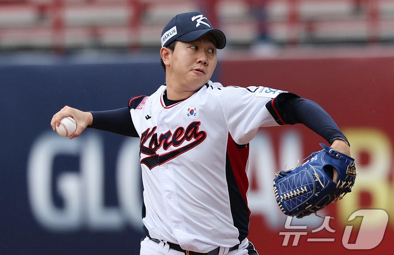 18일&#40;현지시간&#41; 오후 대만 타이베이시 톈무 야구장에서 열린 2024 WBSC 프리미어12 B조 예선 대한민국과 호주의 경기, 5회초 대한민국 유영찬이 역투하고 있다. 2024.11.18/뉴스1 ⓒ News1 장수영 기자